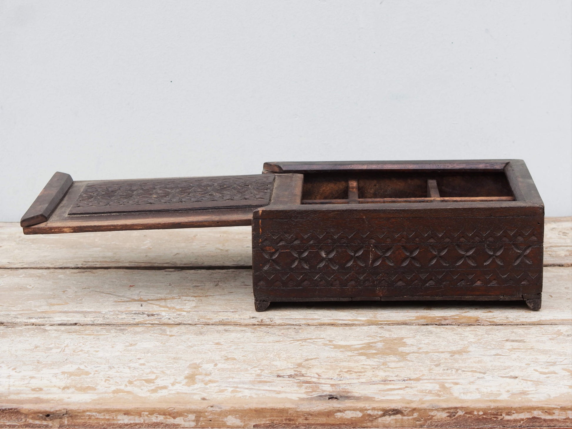 scatola , box indiano in legno di teak con apertura scorrevole, internamente dotato di scomparti di dimensioni 7x7xh6cm .  costruita ed assemblata artigianalmente, originale in ogni parte .  dimensioni box 27x18 h10cm   per qualsiasi info , altre foto di articoli simili segui il sito e social o via whatsapp 0039 3338778241 ig/fb/pinterest : etnikobycrosato info@etniko.it
