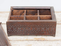 scatola , box indiano in legno di teak con apertura scorrevole, internamente dotato di scomparti di dimensioni 7x7xh6cm .  costruita ed assemblata artigianalmente, originale in ogni parte .  dimensioni box 27x18 h10cm   per qualsiasi info , altre foto di articoli simili segui il sito e social o via whatsapp 0039 3338778241 ig/fb/pinterest : etnikobycrosato info@etniko.it