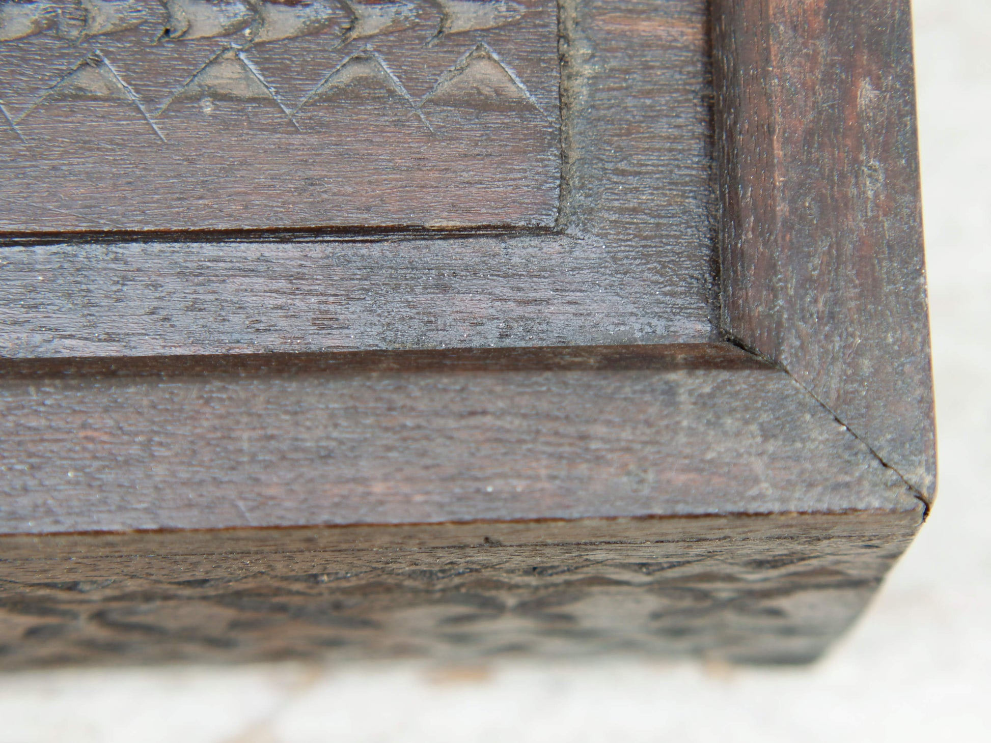 scatola , box indiano in legno di teak con apertura scorrevole, internamente dotato di scomparti di dimensioni 7x7xh6cm .  costruita ed assemblata artigianalmente, originale in ogni parte .  dimensioni box 27x18 h10cm   per qualsiasi info , altre foto di articoli simili segui il sito e social o via whatsapp 0039 3338778241 ig/fb/pinterest : etnikobycrosato info@etniko.it