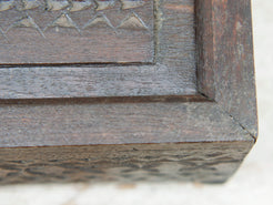 scatola , box indiano in legno di teak con apertura scorrevole, internamente dotato di scomparti di dimensioni 7x7xh6cm .  costruita ed assemblata artigianalmente, originale in ogni parte .  dimensioni box 27x18 h10cm   per qualsiasi info , altre foto di articoli simili segui il sito e social o via whatsapp 0039 3338778241 ig/fb/pinterest : etnikobycrosato info@etniko.it