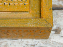 Carica l&#39;immagine nel visualizzatore di Gallery, scatola , box indiano in legno di teak con apertura scorrevole, internamente dotato di scomparti di dimensioni 7x7xh6cm .  costruita ed assemblata artigianalmente,  originale in ogni parte .  dimensioni box 26x18 h10cm    per qualsiasi info , altre foto di articoli simili  segui il sito e social  o via whatsapp 0039 3338778241 ig/fb/pinterest : etnikobycrosato info@etniko.it