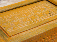 Carica l&#39;immagine nel visualizzatore di Gallery, scatola , box indiano in legno di teak con apertura scorrevole, internamente dotato di scomparti di dimensioni 7x7xh6cm .  costruita ed assemblata artigianalmente,  originale in ogni parte .  dimensioni box 26x18 h10cm    per qualsiasi info , altre foto di articoli simili  segui il sito e social  o via whatsapp 0039 3338778241 ig/fb/pinterest : etnikobycrosato info@etniko.it