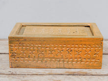 Carica l&#39;immagine nel visualizzatore di Gallery, scatola , box indiano in legno di teak con apertura scorrevole, internamente dotato di scomparti di dimensioni 7x7xh6cm .  costruita ed assemblata artigianalmente,  originale in ogni parte .  dimensioni box 26x18 h10cm    per qualsiasi info , altre foto di articoli simili  segui il sito e social  o via whatsapp 0039 3338778241 ig/fb/pinterest : etnikobycrosato info@etniko.it