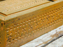 Carica l&#39;immagine nel visualizzatore di Gallery, scatola , box indiano in legno di teak con apertura scorrevole, internamente dotato di scomparti di dimensioni 7x7xh6cm .  costruita ed assemblata artigianalmente,  originale in ogni parte .  dimensioni box 26x18 h10cm    per qualsiasi info , altre foto di articoli simili  segui il sito e social  o via whatsapp 0039 3338778241 ig/fb/pinterest : etnikobycrosato info@etniko.it