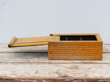 Carica l&#39;immagine nel visualizzatore di Gallery, scatola , box indiano in legno di teak con apertura scorrevole, internamente dotato di scomparti di dimensioni 7x7xh6cm .  costruita ed assemblata artigianalmente,  originale in ogni parte .  dimensioni box 26x18 h10cm    per qualsiasi info , altre foto di articoli simili  segui il sito e social  o via whatsapp 0039 3338778241 ig/fb/pinterest : etnikobycrosato info@etniko.it