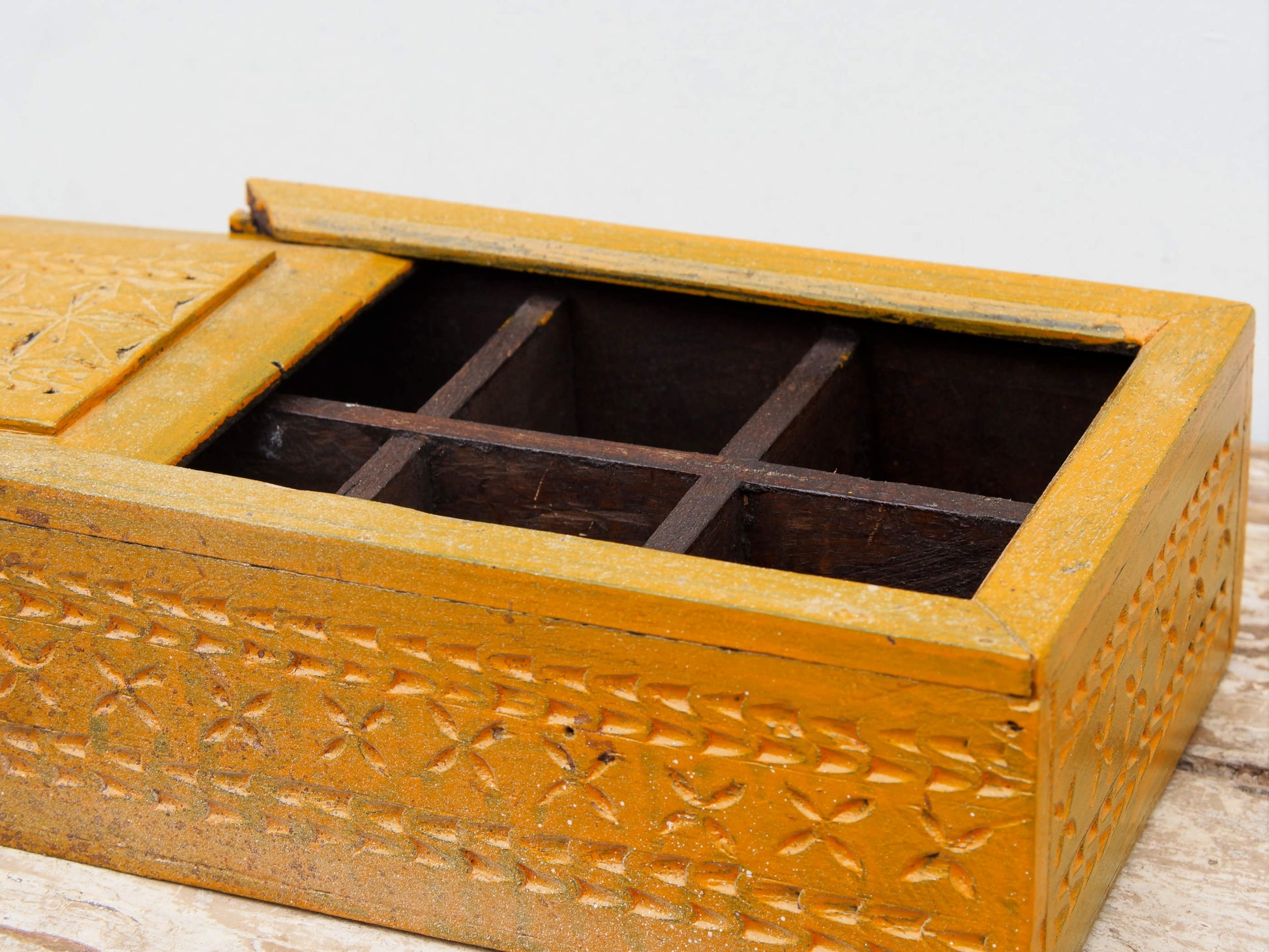 scatola , box indiano in legno di teak con apertura scorrevole, internamente dotato di scomparti di dimensioni 7x7xh6cm .  costruita ed assemblata artigianalmente,  originale in ogni parte .  dimensioni box 26x18 h10cm    per qualsiasi info , altre foto di articoli simili  segui il sito e social  o via whatsapp 0039 3338778241 ig/fb/pinterest : etnikobycrosato info@etniko.it