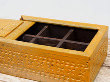 Carica l&#39;immagine nel visualizzatore di Gallery, scatola , box indiano in legno di teak con apertura scorrevole, internamente dotato di scomparti di dimensioni 7x7xh6cm .  costruita ed assemblata artigianalmente,  originale in ogni parte .  dimensioni box 26x18 h10cm    per qualsiasi info , altre foto di articoli simili  segui il sito e social  o via whatsapp 0039 3338778241 ig/fb/pinterest : etnikobycrosato info@etniko.it