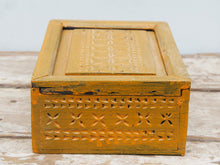 Carica l&#39;immagine nel visualizzatore di Gallery, scatola , box indiano in legno di teak con apertura scorrevole, internamente dotato di scomparti di dimensioni 7x7xh6cm .  costruita ed assemblata artigianalmente,  originale in ogni parte .  dimensioni box 26x18 h10cm    per qualsiasi info , altre foto di articoli simili  segui il sito e social  o via whatsapp 0039 3338778241 ig/fb/pinterest : etnikobycrosato info@etniko.it