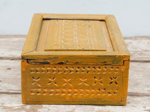 scatola , box indiano in legno di teak con apertura scorrevole, internamente dotato di scomparti di dimensioni 7x7xh6cm .  costruita ed assemblata artigianalmente,  originale in ogni parte .  dimensioni box 26x18 h10cm    per qualsiasi info , altre foto di articoli simili  segui il sito e social  o via whatsapp 0039 3338778241 ig/fb/pinterest : etnikobycrosato info@etniko.it