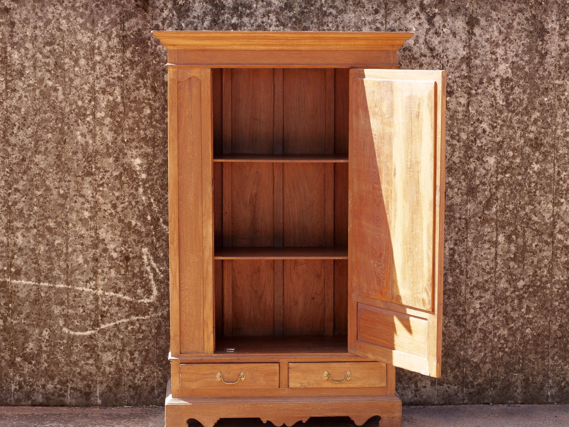 Armadio Coloniale Indiano con 1 anta a specchio e 2 cassetti. Databile primi '900. Trattasi di un oggetto molto raro e conservato perfettamente.  Dimensioni 102x48 h161cm.  contattare per info o ulteriori foto mail info@etniko.it watshapp 0039 3338778241 fb/ig : etnikobycrosato