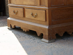 Armadio Coloniale Indiano con 1 anta a specchio e 2 cassetti. Databile primi '900. Trattasi di un oggetto molto raro e conservato perfettamente.  Dimensioni 102x48 h161cm.  contattare per info o ulteriori foto mail info@etniko.it watshapp 0039 3338778241 fb/ig : etnikobycrosato