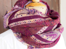 Carica l&#39;immagine nel visualizzatore di Gallery, bellissimo scialle double face in lana ricamata a mano a tema floreale. pezzo unico lavorato artigianalmente.  proveniente dall&#39;india in lana pettinata molto calda e poco pesante.   dimensioni 55x200cm  per altre info o foto watshapp 0039 3338778241 mail info@etniko.it etsy/instagram/facebook  etnikobycrosato