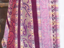 Carica l&#39;immagine nel visualizzatore di Gallery, bellissimo scialle double face in lana ricamata a mano a tema floreale. pezzo unico lavorato artigianalmente.  proveniente dall&#39;india in lana pettinata molto calda e poco pesante.   dimensioni 55x200cm  per altre info o foto watshapp 0039 3338778241 mail info@etniko.it etsy/instagram/facebook  etnikobycrosato
