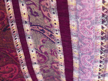 Carica l&#39;immagine nel visualizzatore di Gallery, bellissimo scialle double face in lana ricamata a mano a tema floreale. pezzo unico lavorato artigianalmente.  proveniente dall&#39;india in lana pettinata molto calda e poco pesante.   dimensioni 55x200cm  per altre info o foto watshapp 0039 3338778241 mail info@etniko.it etsy/instagram/facebook  etnikobycrosato