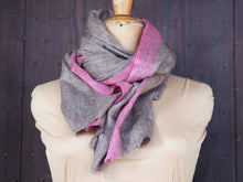 Carica l&#39;immagine nel visualizzatore di Gallery, Vero scialle pashmina Kashmir realizzato interamente seguendo i processi tradizionali. Pashminas sono noti per la loro morbidezza e calore. Misura : 200 cm di lunghezza x 75 cm di larghezza.