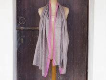 Carica l&#39;immagine nel visualizzatore di Gallery, Vero scialle pashmina Kashmir realizzato interamente seguendo i processi tradizionali. Pashminas sono noti per la loro morbidezza e calore. Misura : 200 cm di lunghezza x 75 cm di larghezza.