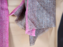 Carica l&#39;immagine nel visualizzatore di Gallery, Vero scialle pashmina Kashmir realizzato interamente seguendo i processi tradizionali. Pashminas sono noti per la loro morbidezza e calore. Misura : 200 cm di lunghezza x 75 cm di larghezza.