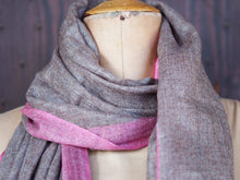 Carica l&#39;immagine nel visualizzatore di Gallery, Vero scialle pashmina Kashmir realizzato interamente seguendo i processi tradizionali. Pashminas sono noti per la loro morbidezza e calore. Misura : 200 cm di lunghezza x 75 cm di larghezza.