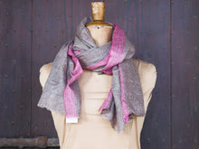 Carica l&#39;immagine nel visualizzatore di Gallery, Vero scialle pashmina Kashmir realizzato interamente seguendo i processi tradizionali. Pashminas sono noti per la loro morbidezza e calore. Misura : 200 cm di lunghezza x 75 cm di larghezza.