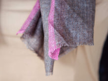 Carica l&#39;immagine nel visualizzatore di Gallery, Vero scialle pashmina Kashmir realizzato interamente seguendo i processi tradizionali. Pashminas sono noti per la loro morbidezza e calore. Misura : 200 cm di lunghezza x 75 cm di larghezza.