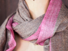 Carica l&#39;immagine nel visualizzatore di Gallery, Vero scialle pashmina Kashmir realizzato interamente seguendo i processi tradizionali. Pashminas sono noti per la loro morbidezza e calore. Misura : 200 cm di lunghezza x 75 cm di larghezza.