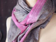 Carica l&#39;immagine nel visualizzatore di Gallery, Vero scialle pashmina Kashmir realizzato interamente seguendo i processi tradizionali. Pashminas sono noti per la loro morbidezza e calore. Misura : 200 cm di lunghezza x 75 cm di larghezza.