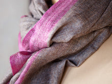 Carica l&#39;immagine nel visualizzatore di Gallery, Vero scialle pashmina Kashmir realizzato interamente seguendo i processi tradizionali. Pashminas sono noti per la loro morbidezza e calore. Misura : 200 cm di lunghezza x 75 cm di larghezza.