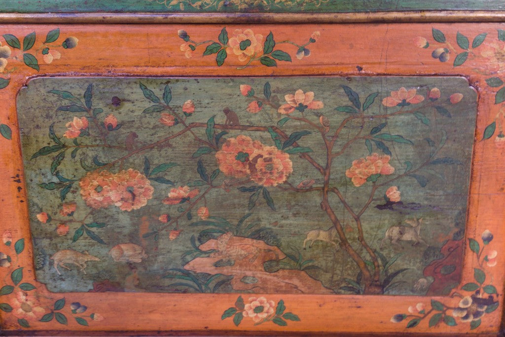 Dettaglio frontale degli intagli e dei decori dell'altare