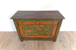 Altare tibetano antico in legno massello interamente visibile