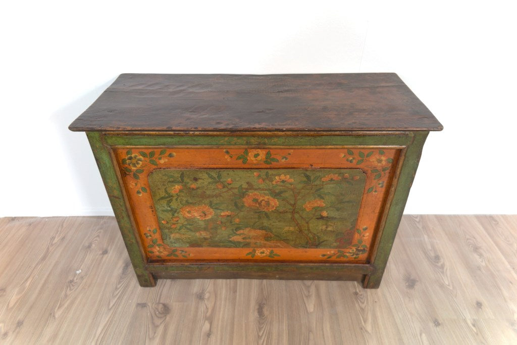 Altare tibetano antico in legno massello interamente visibile