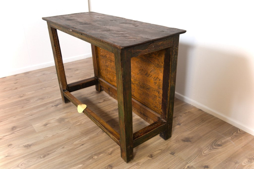 Vista retro angolare del mobile in legno antico