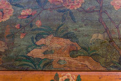 Dettaglio frontale degli intagli e dei decori dell'altare
