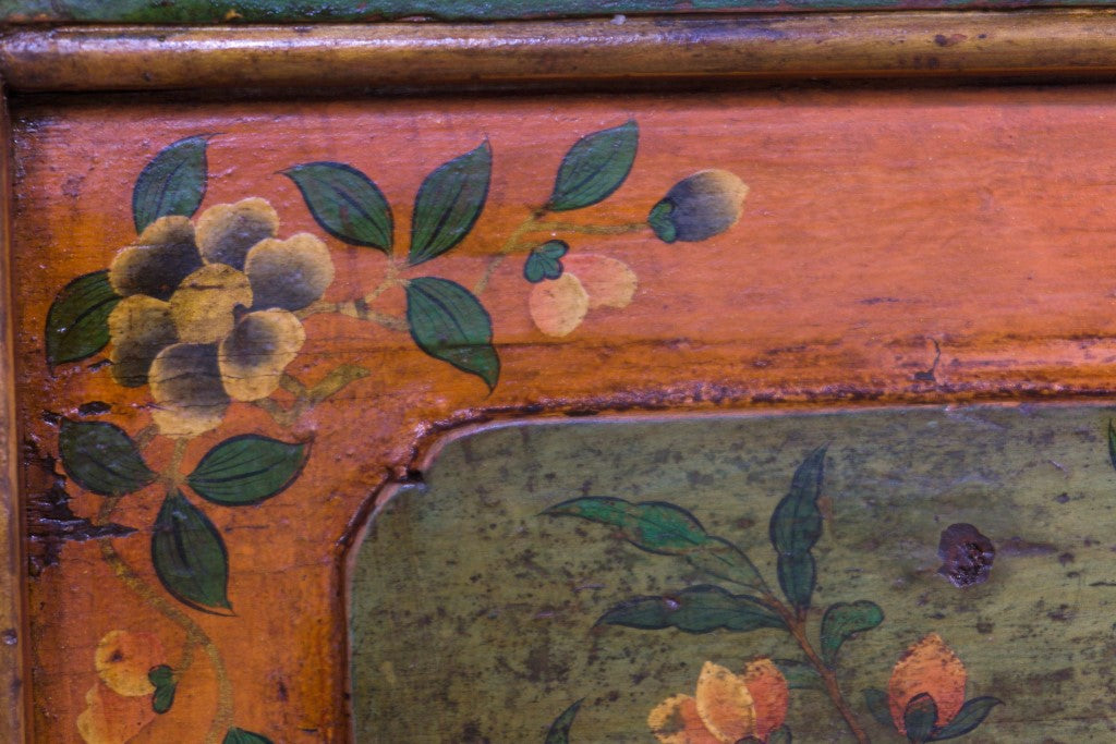ettaglio frontale degli intagli e dei decori dell'altare