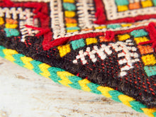 Carica l&#39;immagine nel visualizzatore di Gallery, tessuto marocchino berbero , kilim metà 900 in lana. tessuto lavorato a mano , usato come tappeto .  è stata fatta la parte retro in modo da poterlo usare come cuscino .  ottimo come arazzo , tappeto e tessuto d&#39;arredo .