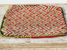 Carica l&#39;immagine nel visualizzatore di Gallery, tessuto marocchino berbero , kilim metà 900 in lana. tessuto lavorato a mano , usato come tappeto .  è stata fatta la parte retro in modo da poterlo usare come cuscino .  ottimo come arazzo , tappeto e tessuto d&#39;arredo .