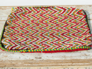 tessuto marocchino berbero , kilim metà 900 in lana. tessuto lavorato a mano , usato come tappeto .  è stata fatta la parte retro in modo da poterlo usare come cuscino .  ottimo come arazzo , tappeto e tessuto d'arredo .