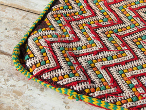 tessuto marocchino berbero , kilim metà 900 in lana. tessuto lavorato a mano , usato come tappeto .  è stata fatta la parte retro in modo da poterlo usare come cuscino .  ottimo come arazzo , tappeto e tessuto d'arredo .