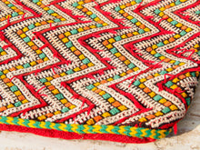 Carica l&#39;immagine nel visualizzatore di Gallery, tessuto marocchino berbero , kilim metà 900 in lana. tessuto lavorato a mano , usato come tappeto .  è stata fatta la parte retro in modo da poterlo usare come cuscino .  ottimo come arazzo , tappeto e tessuto d&#39;arredo .