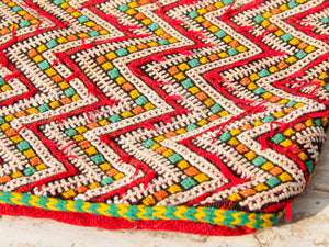 tessuto marocchino berbero , kilim metà 900 in lana. tessuto lavorato a mano , usato come tappeto .  è stata fatta la parte retro in modo da poterlo usare come cuscino .  ottimo come arazzo , tappeto e tessuto d'arredo .