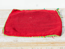 Carica l&#39;immagine nel visualizzatore di Gallery, tessuto marocchino berbero , kilim metà 900 in lana. tessuto lavorato a mano , usato come tappeto .  è stata fatta la parte retro in modo da poterlo usare come cuscino .  ottimo come arazzo , tappeto e tessuto d&#39;arredo .
