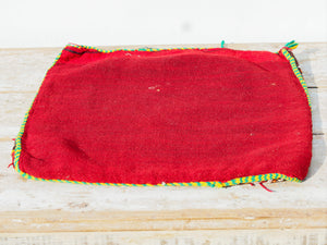 tessuto marocchino berbero , kilim metà 900 in lana. tessuto lavorato a mano , usato come tappeto .  è stata fatta la parte retro in modo da poterlo usare come cuscino .  ottimo come arazzo , tappeto e tessuto d'arredo .