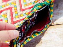 Carica l&#39;immagine nel visualizzatore di Gallery, tessuto marocchino berbero , kilim metà 900 in lana. tessuto lavorato a mano , usato come tappeto .  è stata fatta la parte retro in modo da poterlo usare come cuscino .  ottimo come arazzo , tappeto e tessuto d&#39;arredo .