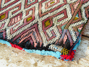 tessuto marocchino berbero , kilim metà 900 in lana. tessuto lavorato a mano , usato come tappeto .