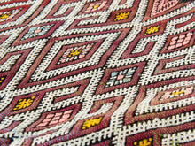 Carica l&#39;immagine nel visualizzatore di Gallery, tessuto marocchino berbero , kilim metà 900 in lana. tessuto lavorato a mano , usato come tappeto .