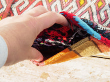 Carica l&#39;immagine nel visualizzatore di Gallery, tessuto marocchino berbero , kilim metà 900 in lana. tessuto lavorato a mano , usato come tappeto .