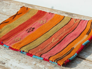 tessuto marocchino berbero , kilim metà 900 in lana. tessuto lavorato a mano , usato come tappeto .