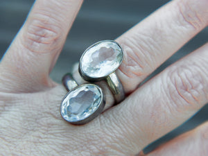 anello in argento e cristallo di rocca.costruito interamente a mano, regolabile in misura grazie all'apertura nella parte superiore, la struttura non è saldata ma appoggiata.  misura anello 20, dimensioni 1.8x3cm, peso 14gr