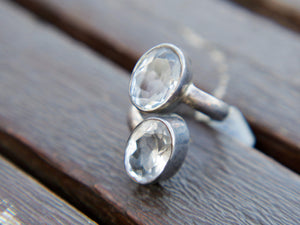 anello in argento e cristallo di rocca.costruito interamente a mano, regolabile in misura grazie all'apertura nella parte superiore, la struttura non è saldata ma appoggiata.  misura anello 20, dimensioni 1.8x3cm, peso 14gr