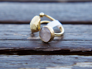 anello in ottone e quarzo rosa sfaccettato. costruito interamente a mano, pezzo unico.  misura 18, leggermente regolabile grazie all'apertura frontale peso 5 gr