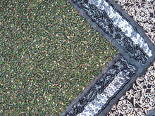 Carica l&#39;immagine nel visualizzatore di Gallery, vecchio arazzo in cotone, lavorato artigianalmente a mano con tecnica patchwork, impreziosito con pailetts, perline, filo oro. per ogni pezzo ci possono volere mesi di lavoro sia per i ricami che per la ricerca di elementi, pezzi di tessuto antico, da abbinare all&#39;arazzo. tipici dell&#39;india del nord, in Rajasthan l&#39;arazzo in casa è simbolo di fortuna e prosperità. pezzo unico, ideale come tessuto da appendere a parete ma che si puo&#39; impiegare anche come tappeto.  dimensioni 100x150cm